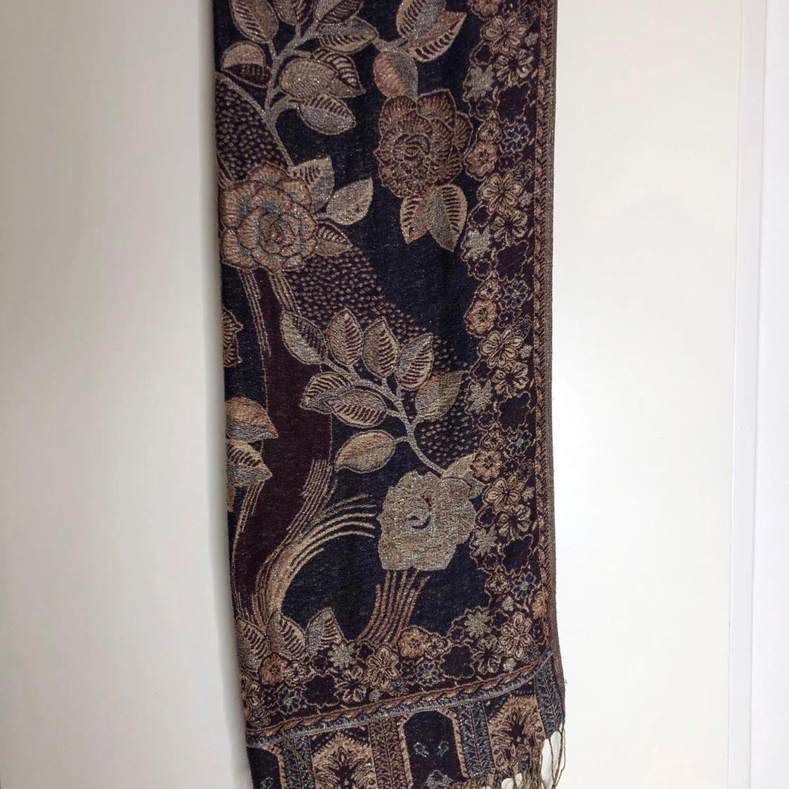 Blommig mörkblå halsduk med fransar - 1