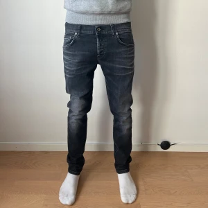 Dondup Jeans - Det här är ett par feta Dondup jeans i färgen svart. Dom är i storleken 32. Skicket är nästan som nya, inget fel med dom syns inte att dom är använda. Kom gärna in om du har några funderingar eller nått, pris är ej hugget i sten!