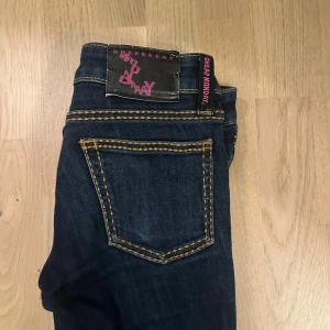 Mörkblå Cheap Monday jeans 26/32 - Snygga mörkblå jeans från Cheap monday. #cheapmonday