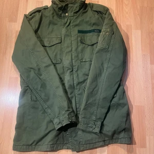 Riktigt det field jacket från alpha industries - Grön fieldjacket från alpha industries, storlek L. Nypris runt 2000. Jackan är inte använd mycket. Riktigt snygg till hösten och vintern!