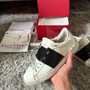 Valentino Garavani Open  - Säljer ett par Valentino Garavani Open i bra skick allt og följs med kvitto, box, två dustbags, extra snören och kort har ni några frågor eller funderingar hör av er pris kan diskuteras 