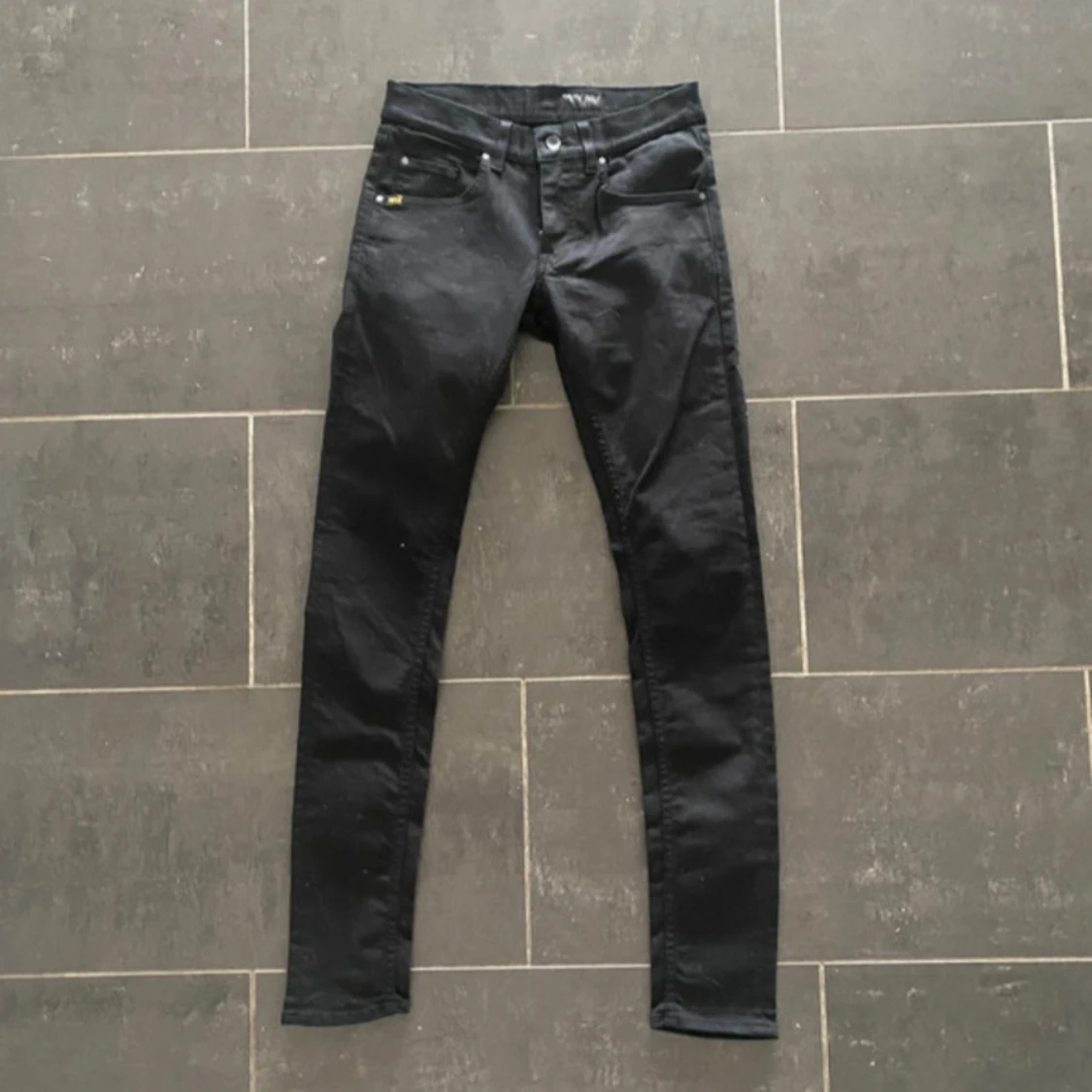 Svarta Slim jeans från Tiger of Sweden - 1