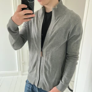 Full zip med sjukt passform - Full zip med väldigt najs passform. Modellen är 180,75 kg. Från märket cottonfield, storlek M. Inga större defekter, har någon fläck inuti tröjan. 