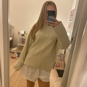Beige zara tröja  - Beige tröja från zara i storlek S. Använd få gånger och i väldigt bra skick