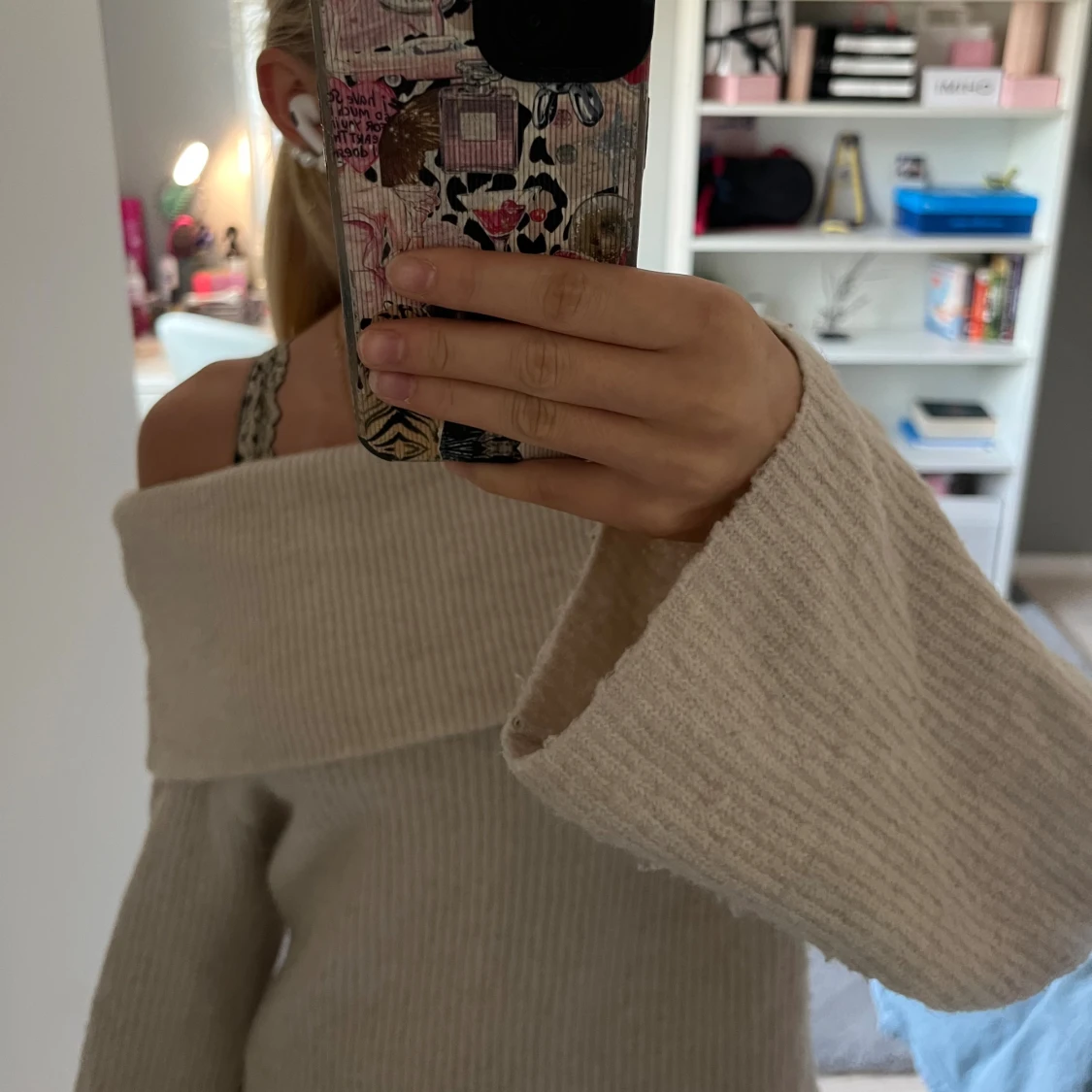 Beige offshoulder stickad tröja