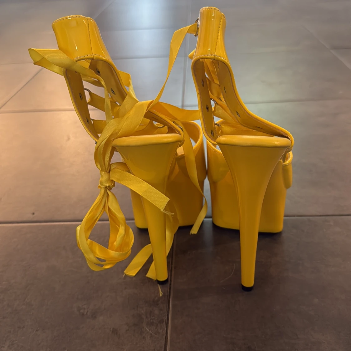 Gula platåsandaler 15cm klack med snörning - 1