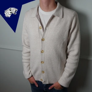 STICKAD CARDIGAN  - Fet cardigan | Skick: 8/10 | Strl: S | Modellen är 180 cm | Hör av dig om du undrar någonting!