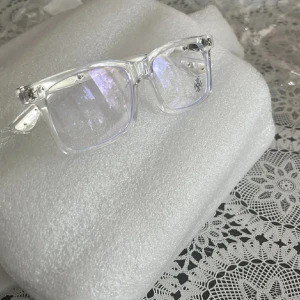Glasögon  med silverdetaljer - Snygga glasögon med transparent båge och rektangulär form. Bågarna har coola silverdetaljer och små blommönster på skalmarna. Perfekt accessoar för en clean och modern look. Mvh ItsForfits 🌟