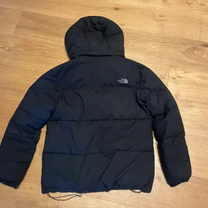 The north face jacka - Säljer denna då jag har fått en ny jacka. Den har några defekter (sista två bilderna). Storlek L men passar även M