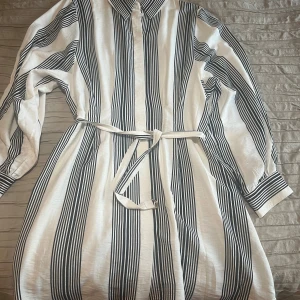 Oanvänd klänning  - ”Skjort” klänning med ett knutband i midjan