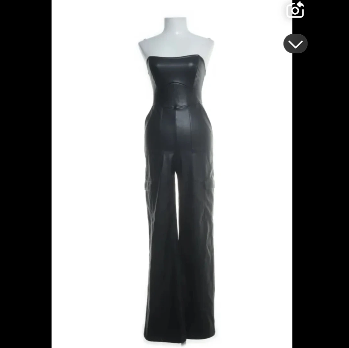 Svart byxdress i skinnimitation