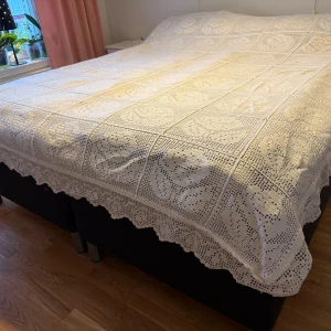 Överkast virkat till 180 cm säng - Fint virkat överkast för 180 cm säng.