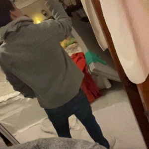 Grå ulljacka med fickor och krage - Säljer en HELT NY overshirth i grå jacka. Om du letar efter en overshirt till hösten så hör av er! Original pris 550 mitt pris 400, priset kan diskuteras 