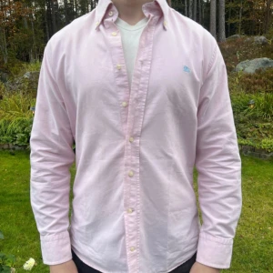  Burberry skjorta - Säljer en fet äkta burberry skjorta! Den kostar ca 4 000 kr ny, mitt pris är endast 999 kr och det kan diskuteras! Bara att höra av dig 🔥Storlek L.