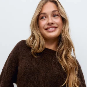 Mörkbrun offshoulder stickad tröja med kabelmönster - Mysig mörkbrun stickad tröja med klassiskt kabelstickat mönster och off shoulder. Aldrig andvänd