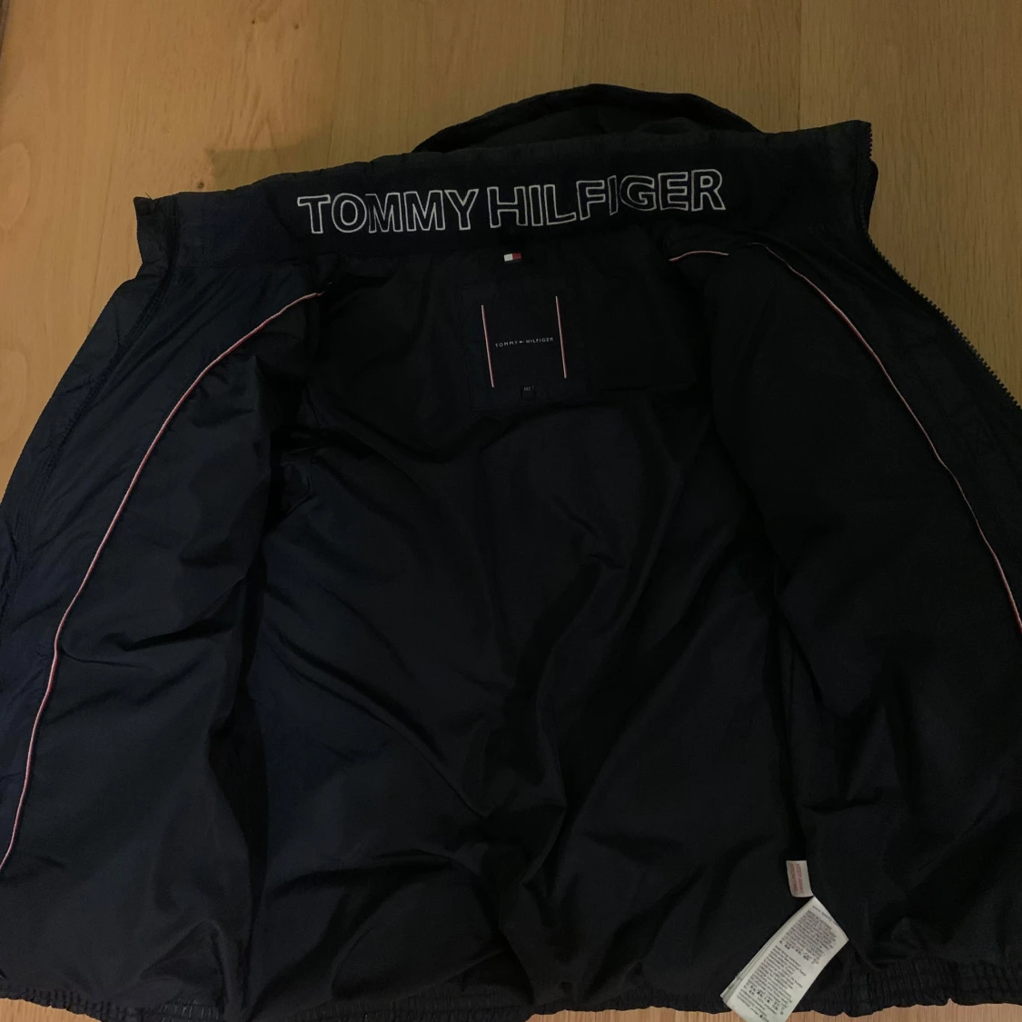 Mörkblå Essential down jacket från Tommy Hilfiger - 2