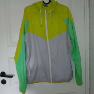 Nike Windbreaker  - Äkta Nike windbreaker. Den är lite sliten dock men annars i mycket bra kvalitet.