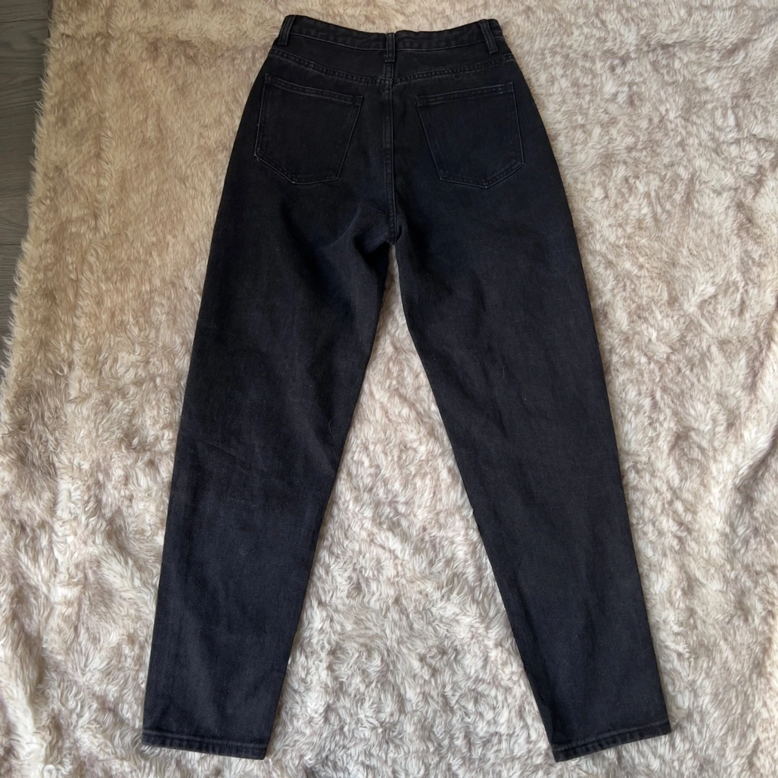 Svarta mom jeans från PrettyLittleThing - 4