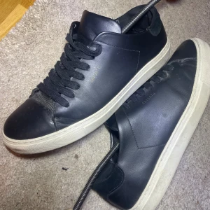 Svarta sneakers från Axel Arigato - Använt lite slitet på sulan annars väldigt bra skick 