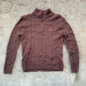 Polo Ralph Lauren half zip - Kabelstickad brun tröja från Polo Ralph Lauren med halv dragkedja. Helt nytt skick priset går att diskuteras vid snabb affär!!!🙌