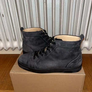 Louboutin skor - Säljer nu mina skor från Christian Louboutin, de är gråa och är i storlek 42, de är äkta vilket man kan se på sista bilden.