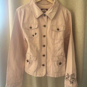 Ljusrosa jeansjacka  - Supersöt jeansjacka med fina detaljer 💕passar mig som vanligtvis har storlek s 