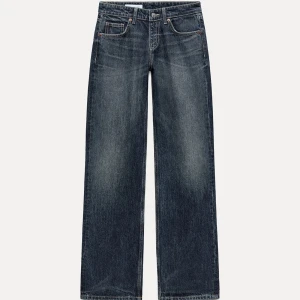 Mörkblå raka jeans från Zara - Raka mörkblå jeans från Zara, låg midja. Endast använd fåtal gånger, mycket bra skick. Nypris 499kr