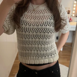 Stickad topp från Amisu - Säljer en stickad topp från Amsu köpt på NewYorker i storlek M. Skriv gärna om du undrar något eller om du vill diskutera priset! 💗