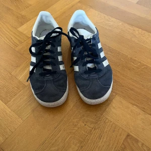 Adidas Gazelle sneakers i mörkblå mocka - Ett par marinblå Adidas, ej använt mycket 