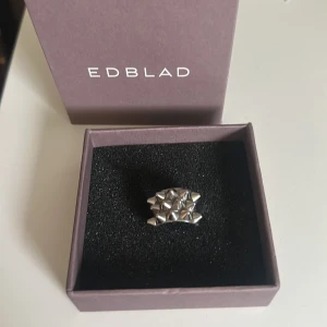 Edblad ring - Sjukt snygg ring från Edblad i silver i storleken 17.5. Säljer då jag bara använder guld