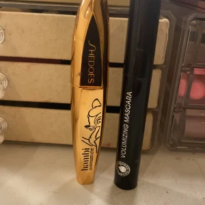 Bambi och Volumizing Mascara duo - Två mascaror: en guldig Bambi Oversized Eye från Shedoes med svart tryck och en svart Volumizing Mascara. Perfekt för att få långa och fylliga fransar. Snygg design med Bambi-motiv på den ena tuben.