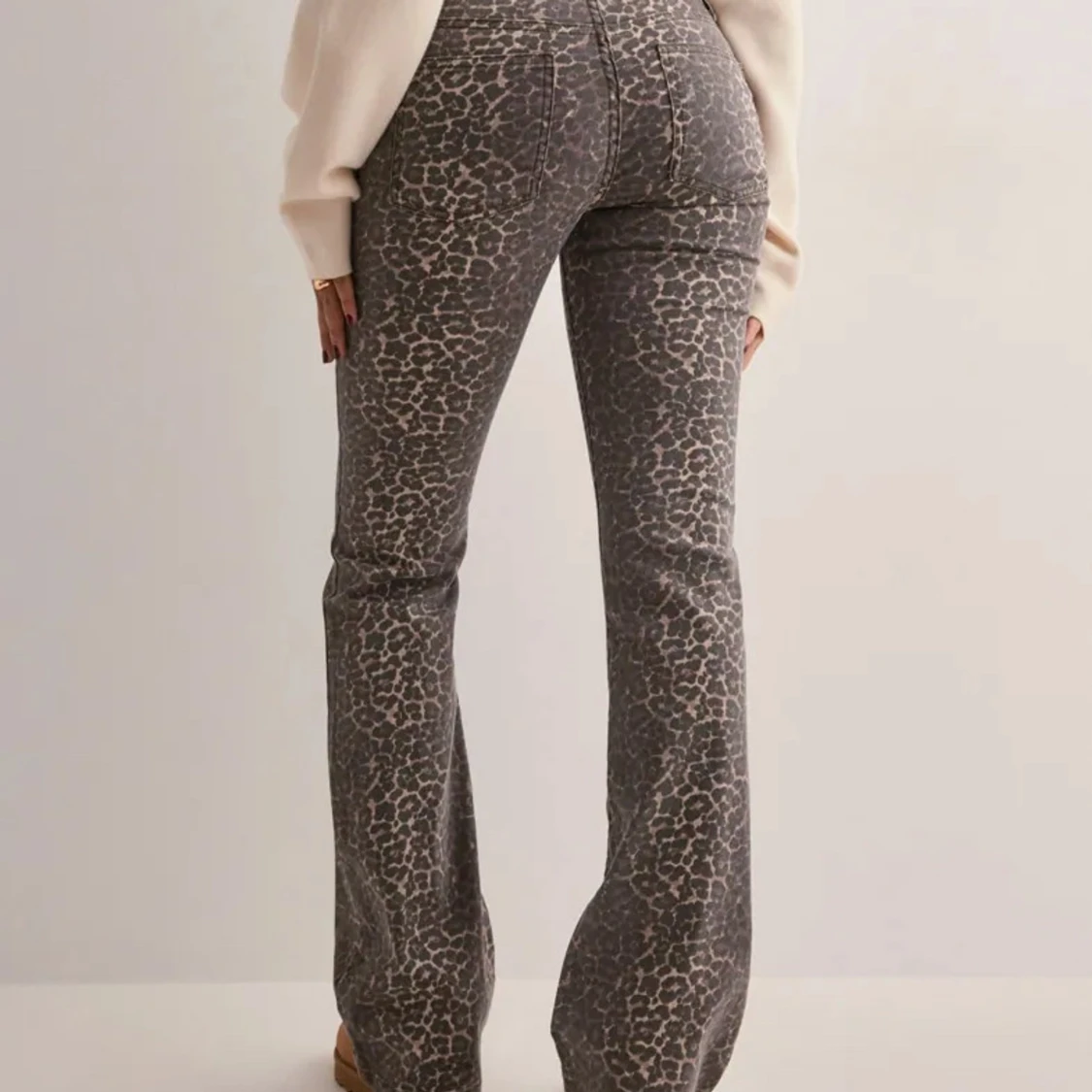 Leopardmönstrade bootcut jeans från Nelly - 1