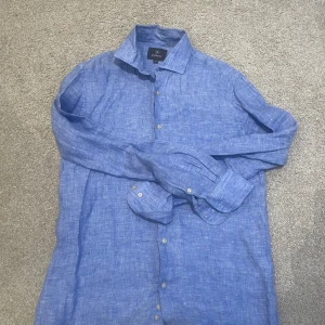 Blå linneskjorta från Less Worries - Säljer en Less worries linneskjorta i 100% linne. Endast använd 4-5 gånger. Storlek M.