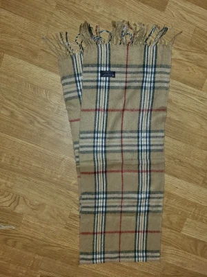 Vintage burberry halsduk  - Säljer den hära vintage burberry halsduken som är tillverkad 1990 och slutade produceras 1999! Pris går självklart att diskuteras😃