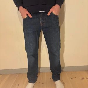 Nudie Jeans‼️ - Säljer dessa otroligt fräscha Nudie jeans till ett kanon pris🤩. Nypris ligger på ca 1500kr, men du får dom för endast 399❗️Ingenting som skiljer jeansen från nya, utan dom är i mycket fint skick! Storlek:31/32. A= 80cm B= 102cm. Hör gärna av dig!!! 