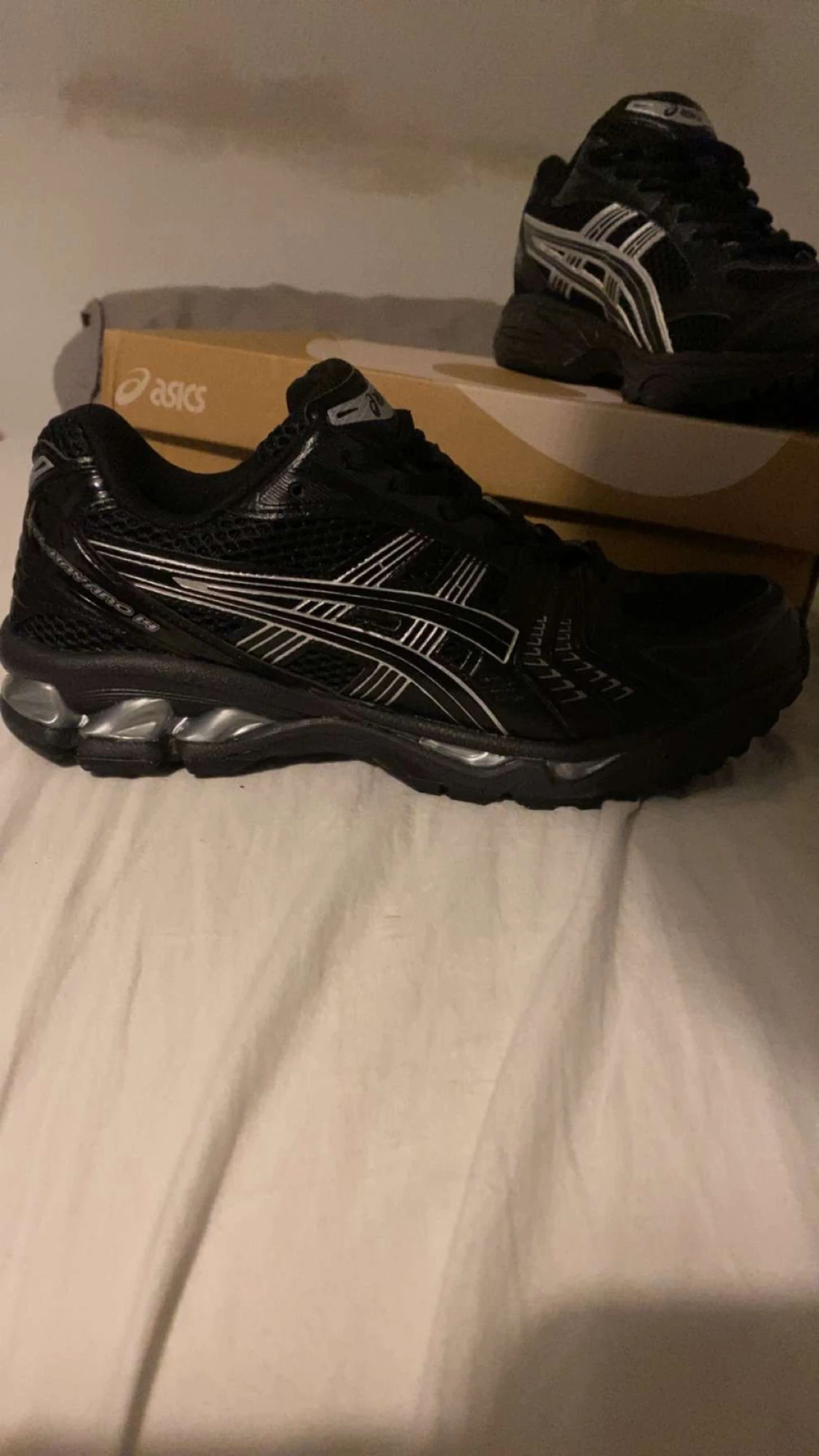 Svarta sneakers med silvriga detaljer - 1