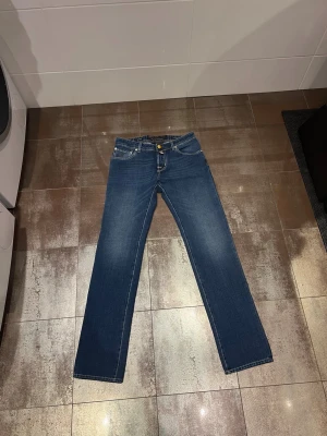 Jacob Cohen jeans - Jacob Cohen jeans | Riktigt feta och populära jeans | Skick= 9/10 | nypris= 4000 kr | vårt pris= 1199 kr | Hör av dig vid minsta fundering!