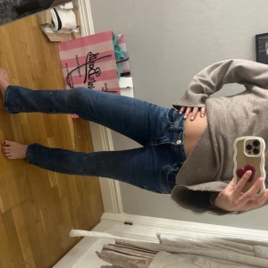 Blå bootcut jeans från Ltb - Säljer ett par klassiska blå jeans från Ltb med bootcut passform och låg midja. Jeansen har en snygg tvätt och raka ben som ger en chill vibe. Perfekta för dig som gillar tidlös stil och vill ha ett par jeans som funkar till allt.