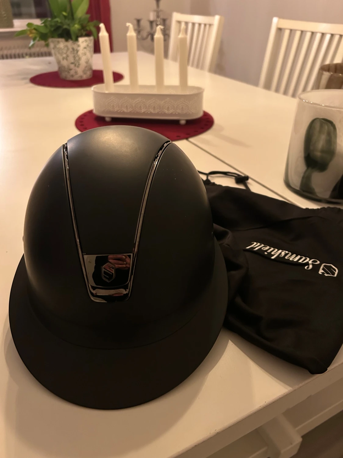 Svart ridhjälm från Samshield