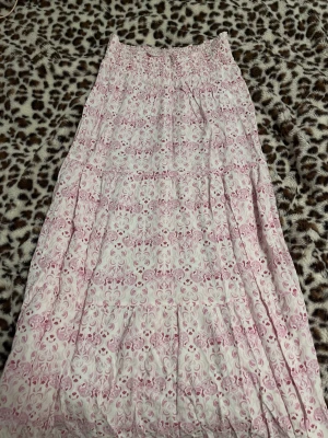 Långkjol från Lager 157 - Långkjol från Lager 157 med blommigt mönster. Storlek S och knappt använd. Hittar inte på hemsidan.