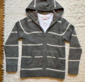 Cardiganjacka med Luva - Säljer nu denna sjukt feta cardiganjackan med luva i en snygg design!🌤️❄️| Hör gärna av dig!✌🏻👑