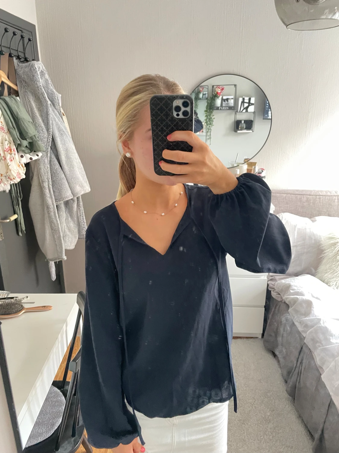 Mörkblå blus med v-ringning