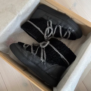 Inuikii vinterskor curly  - Säljer dessa Inuikii skor i använt skick. Skicket på skorna är enligt bilderna. Passar dig som vill ha något varmt och slitstarkt i vinter. Originalkartong medföljer. Kolla in min profil för fler inuikii vinterskor.🙌