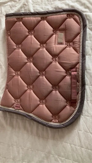 Equestrian stockholm schabrak  - Ett rosa ES schabrak i helt ok skick, i storlek ponny