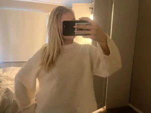 Vit stickad tröja  - Jättefin stickad vit tröja, lite använd men inga defekter! 💓💓