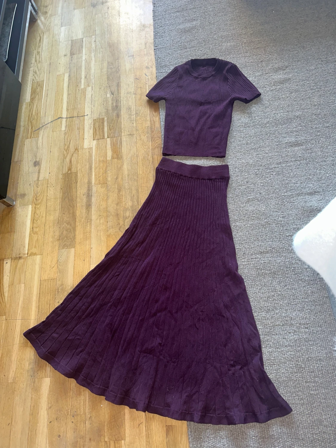 Vinrött stickat set  - 1