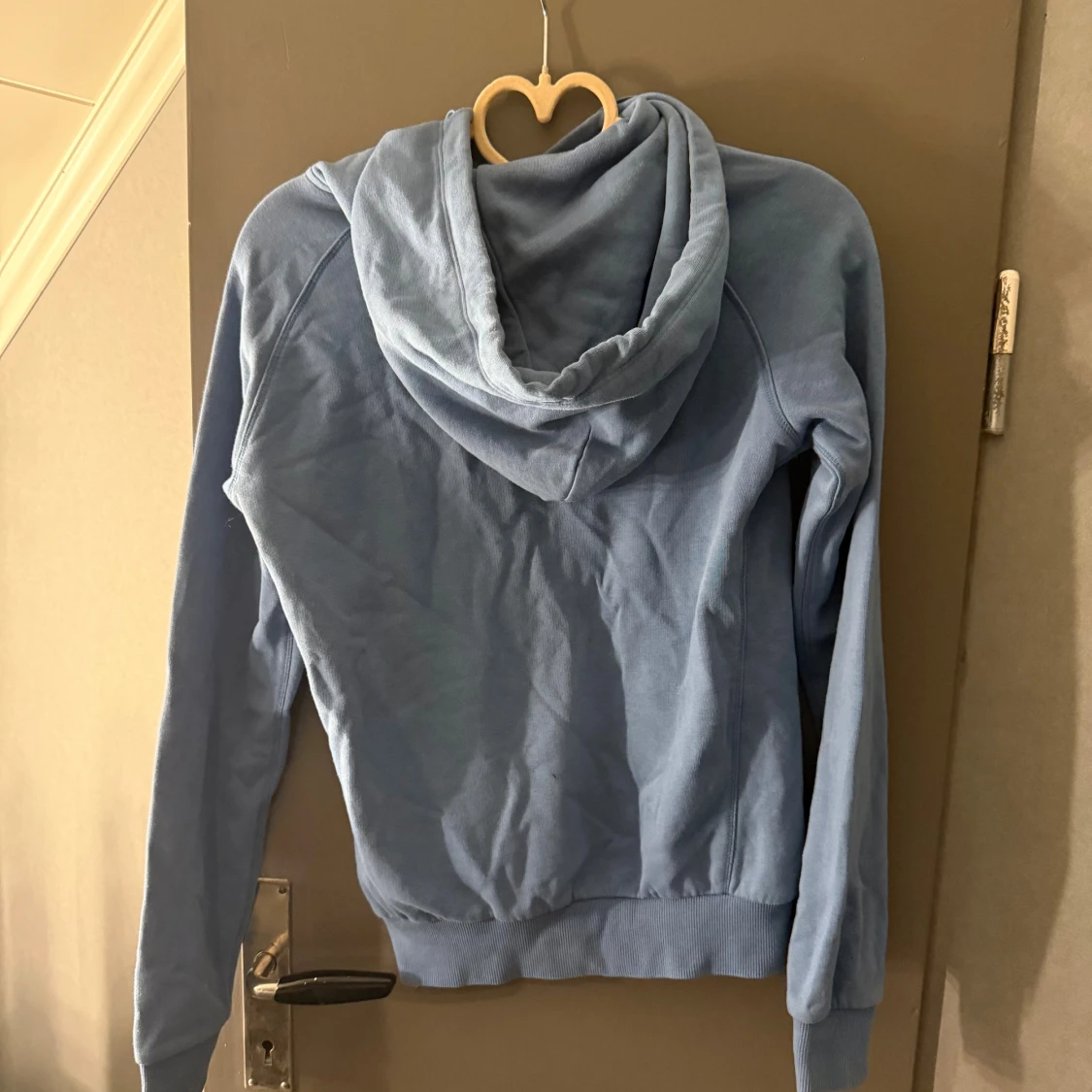 Blå hoodie från Peak Performance - 1