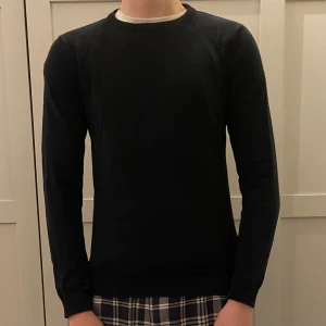 Jack and Jone Sweatshirt XS - Mörkblå Jack and Jones Sweatshirt. Storlek XS! Skön passform och skönt material perfekt för vinter, höst, vår och sommarn!