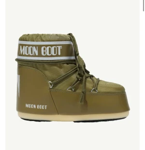 Olivgröna Moon Boots med snörning - Moon Boot i olivgrönt med vit logga, klassisk rund form och platt sula. Skorna har snörning runt hela foten och är tillverkade i syntetmaterial med detaljer i textil. Perfekta för vintern och håller fötterna varma och torra. Snygg retrostil som sticker ut.
