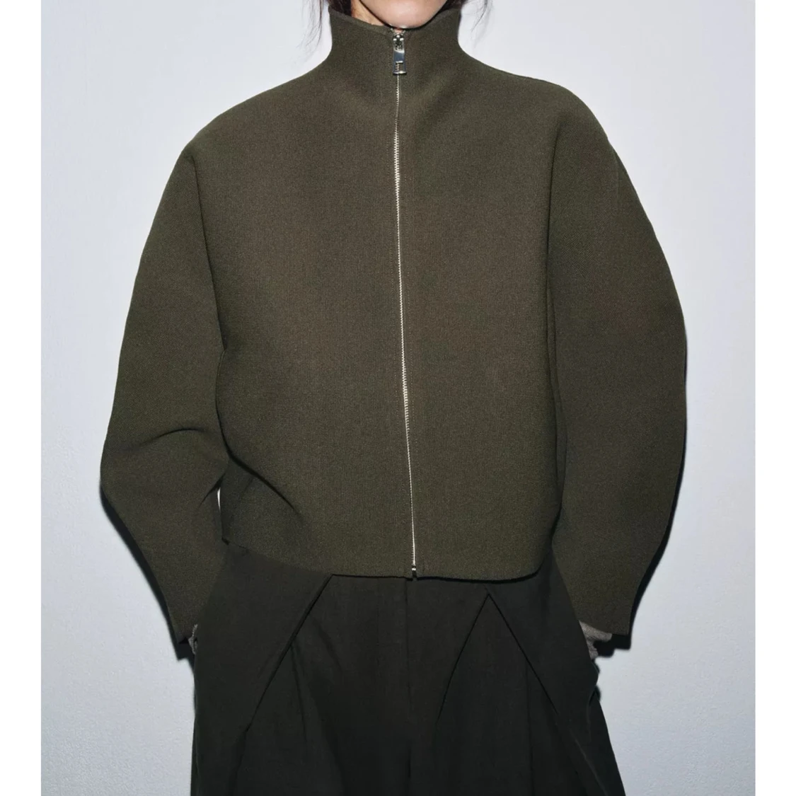 Olivgrön croppad jacka med dragkedja